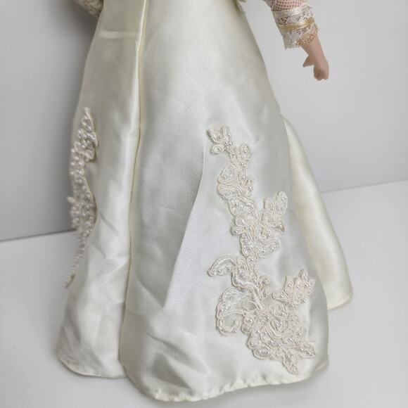 Royalton Collection 1998 Porcelain Bride Doll "Elizabeth" Red Hair 18" w/ Stand - Picture 6 of 13